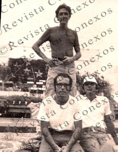 En primer plano: Antonio Desquirón Oliva y Reinaldo Arenas. De pie: Reinaldo García Ramos. Parque Lenin, La Habana, 1974. (Foto cortesía de Reinaldo García Ramos)