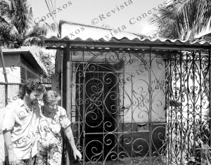 Carlos Velazco y Roselia Rodríguez frente a la casa de Carlos Victoria y su madre. (Foto cortesía del autor)